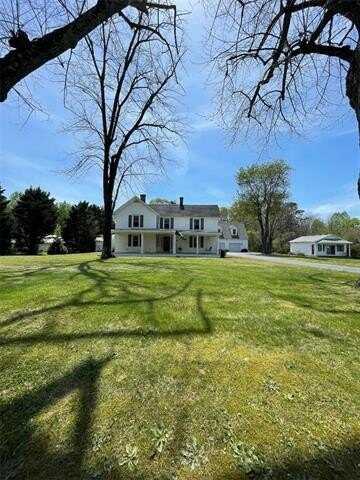 1090 General Puller Highway, Saluda, VA 23149