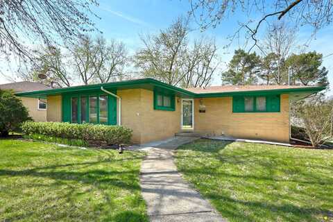 7422 Oak Brook Drive, Urbandale, IA 50322