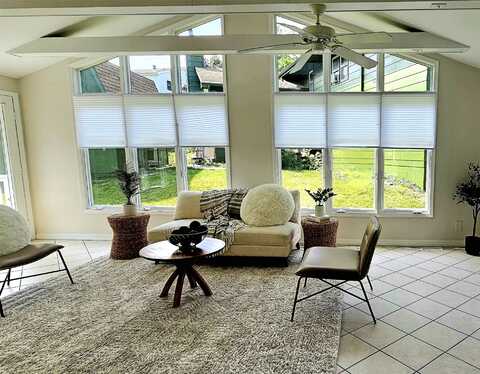 6916 Hopkins Road, Urbandale, IA 50322