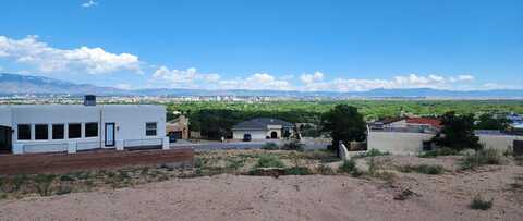 1752 CLIFFSIDE Drive NW, Albuquerque, NM 87105