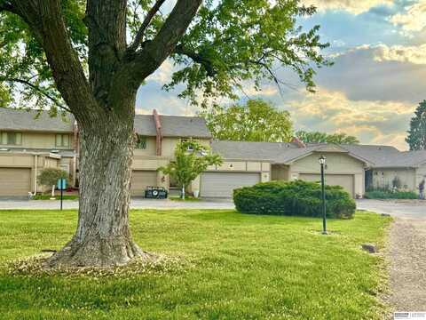 6012 Oakcrest Plaza, Omaha, NE 68137