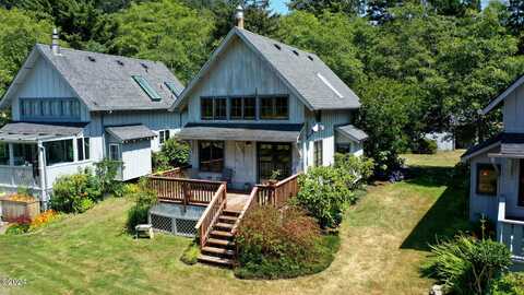208 Combs Circle, Yachats, OR 97498