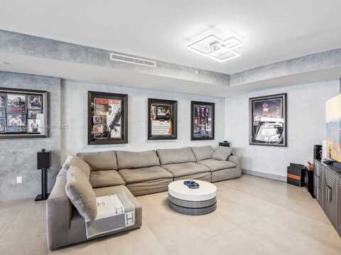 18555 Collins Ave, Sunny Isles Beach, FL 33160