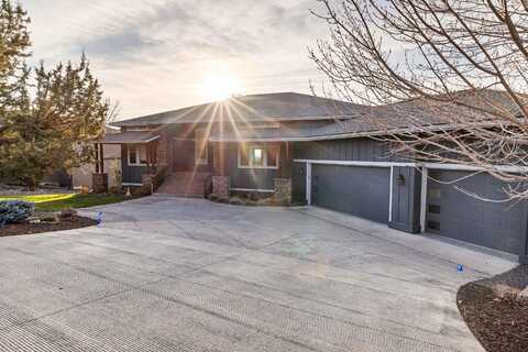983 Highland View Loop, Redmond, OR 97756