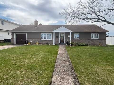 41 W Santa Barbara Road, Lindenhurst, NY 11757