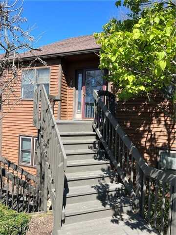 215 Clubside Drive, New Philadelphia, OH 44663