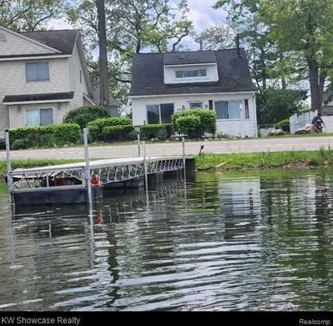 8665 Cooley Lake Road, White Lake, MI 48382