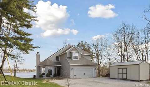 1052 MAPLE HEIGHTS Drive, White Lake, MI 48386
