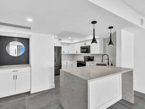 2425 Presidential Way, West Palm Beach, FL 33401