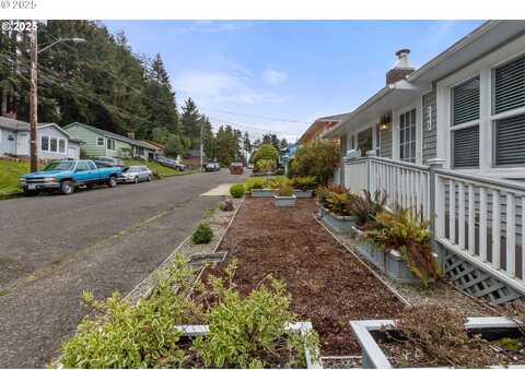 743 N 9TH ST, Coos Bay, OR 97420