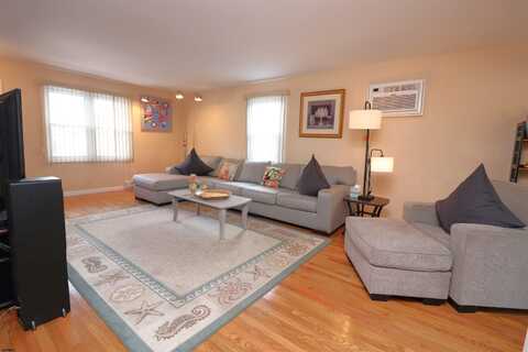 9709 Monmouth Ave, Margate City, NJ 08402