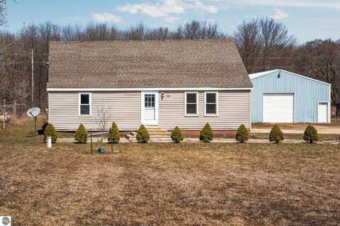 7602 Hoadley Road, Benzonia, MI 49616