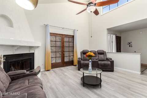 8271 N Oracle Road, Tucson, AZ 85704