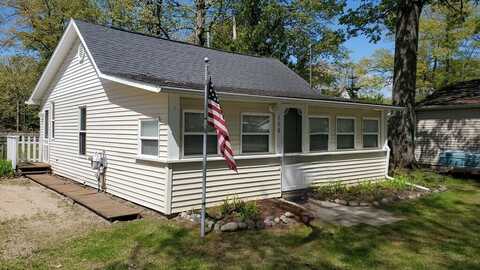 116 Beechwood Avenue, Houghton Lake, MI 48629