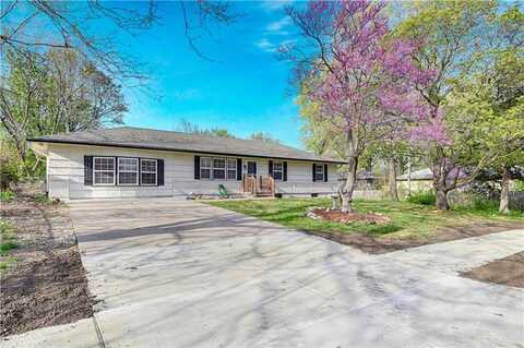 304 E South Street, Harrisonville, MO 64701