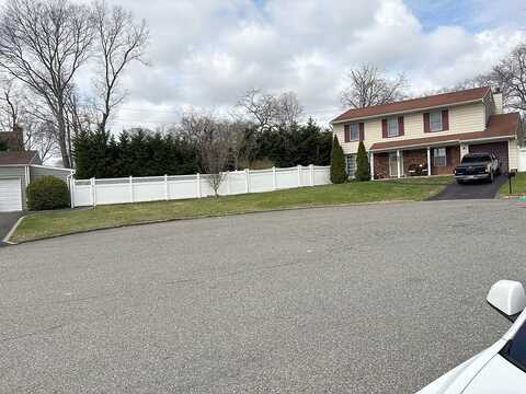 N Summit Ave, PATCHOGUE, NY 11772