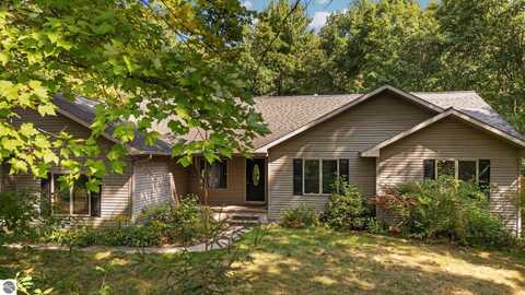 10122 W Cadillac Road, Cadillac, MI 49601
