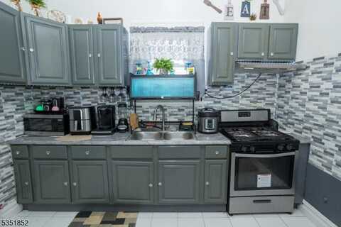 48 39Th St, Irvington, NJ 07111