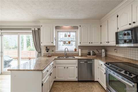 7724 Flag Tail Dr, Midlothian, VA 23112