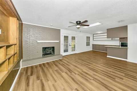 1800 W Queens Court, Arlington, TX 76014