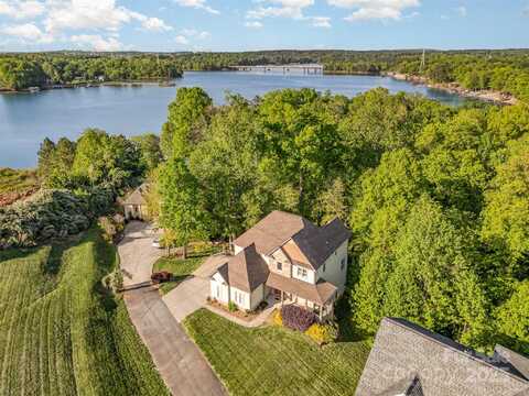 1713 Mt Isle Harbor Drive, Charlotte, NC 28214