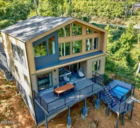 816 Chestnut DR, Gatlinburg, TN 37738
