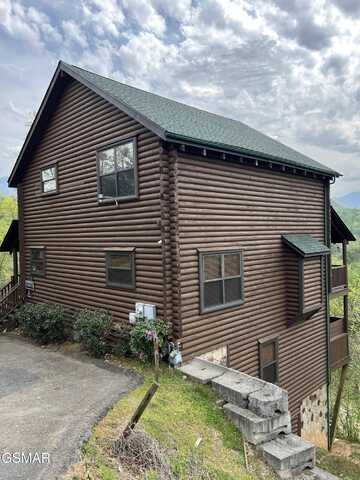 260 Laurel Oaks Way, Gatlinburg, TN 37738