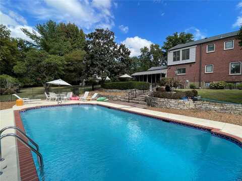 31 Berkshire Drive, Saint Louis, MO 63117