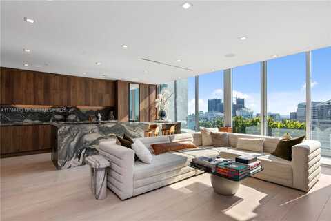 90 SW 3rd St, Miami, FL 33130