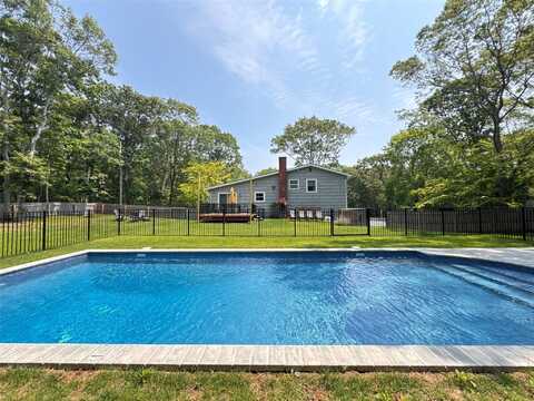 3 Debbie Trail, Hampton Bays, NY 11946