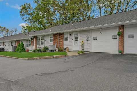 29 Trent Court, Ridge, NY 11961