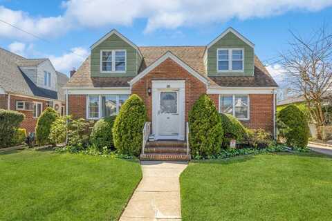 94 Willis Avenue, Floral Park, NY 11001