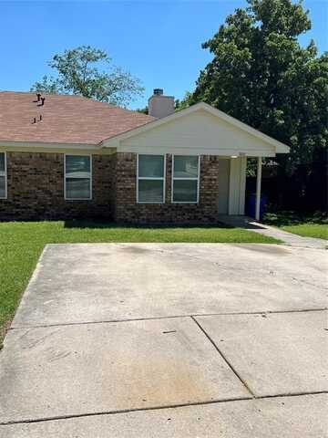 800 Woodland Court, Kennedale, TX 76060