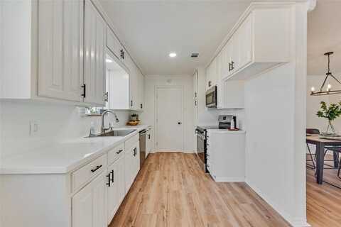 220 Clearwood Drive, Fort Worth, TX 76108