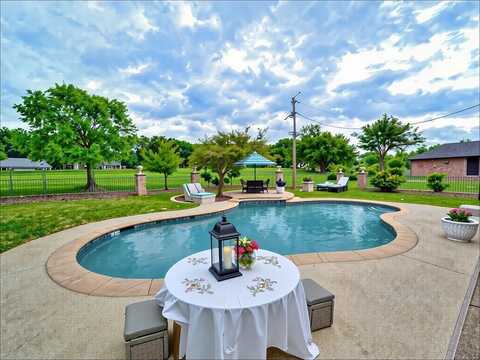 907 Red Oak Creek Drive, Ovilla, TX 75154