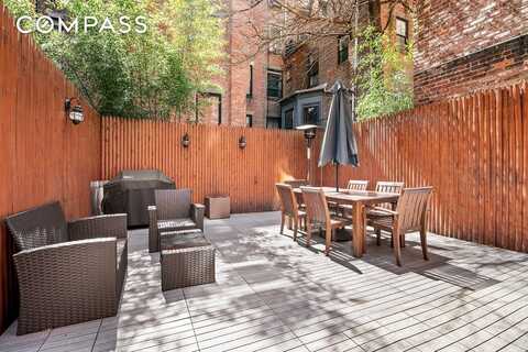 24 West 70th Street, New York, NY 10023