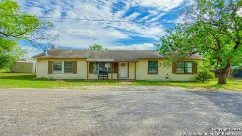 1412 9th St, Floresville, TX 78114