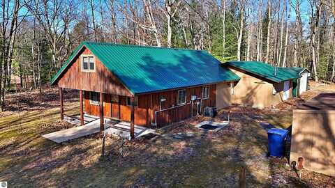 8991 W Oak Lane, Lake City, MI 49651