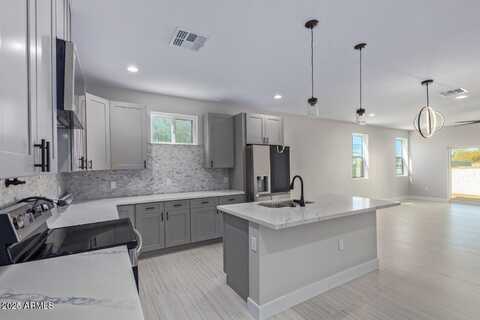 724 E Apollo Road, Phoenix, AZ 85042