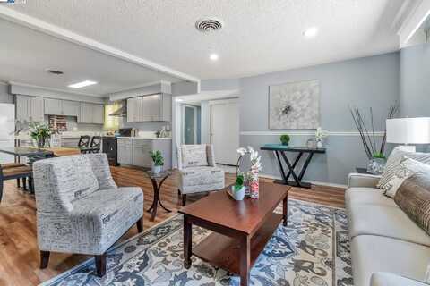 6013 Green Glen Way, Sacramento, CA 95842