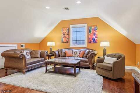 23 4th Ave, Roseland, NJ 07068