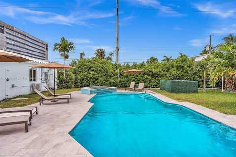 703 NE 7th St, Hallandale Beach, FL 33009