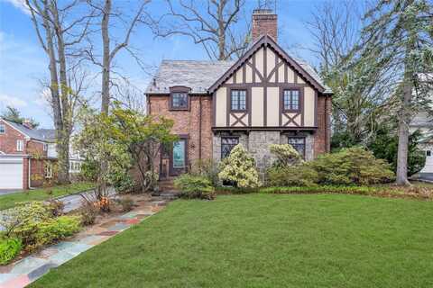 3 Longview Place, Great Neck, NY 11021