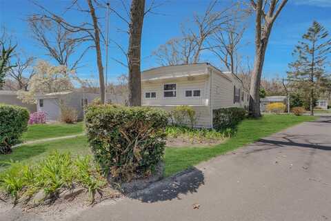 658 Sound Avenue, Calverton, NY 11933