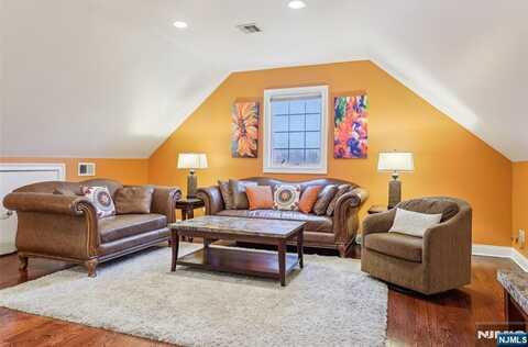 23 4th Avenue, Roseland, NJ 07068