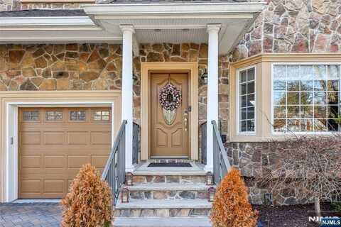 23 4th Avenue, Roseland, NJ 07068