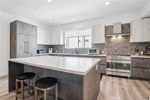 4724 N Village Court Lane, Valley Village, CA 91607