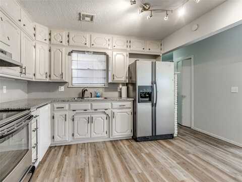 104 Oakside Drive, Moore, OK 73160