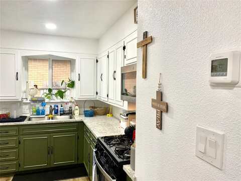 302 Meadow Drive, Gainesville, TX 76240
