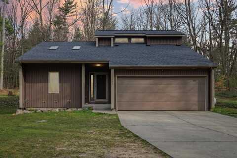 12717 White Swan Drive, Greenville, MI 48838